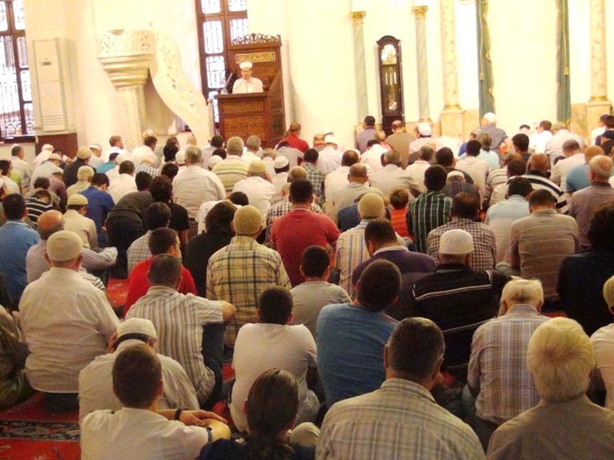İzmir\'de Vatandaşlar Bayram Namazı İçin Camilere Akın Etti