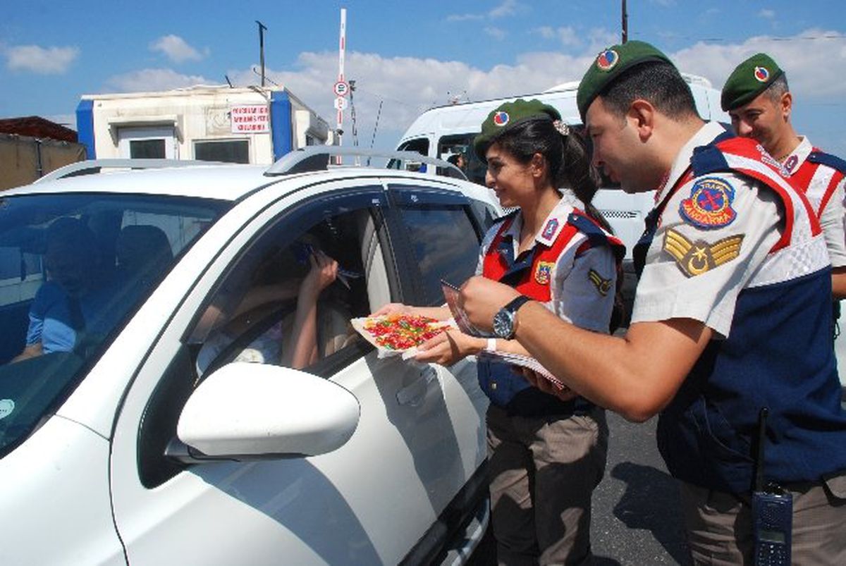 Jandarma\'dan Sürücülere Ceza Yerine Bayram Şekeri