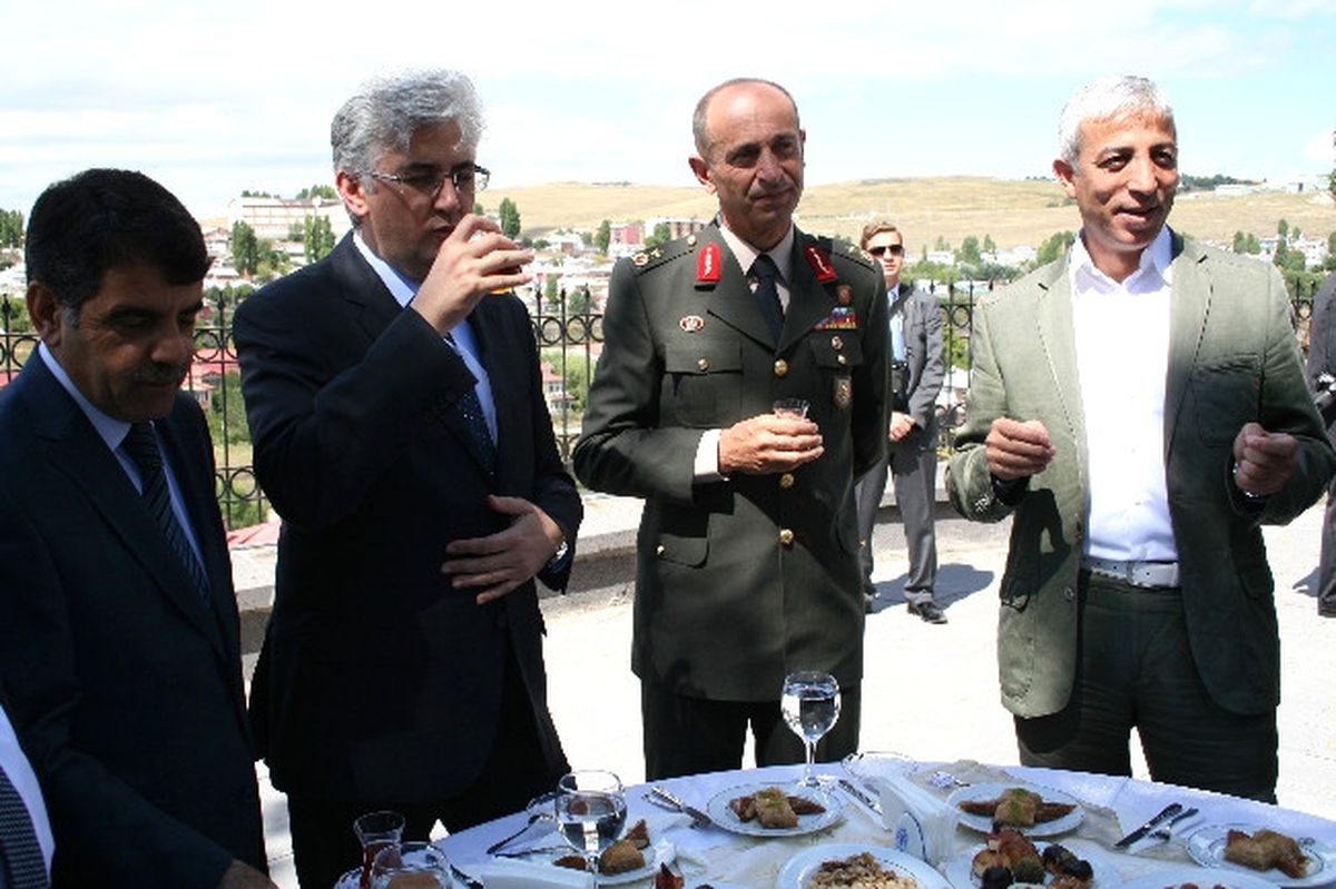 Kars Protokolü Yeni Vali Konağı\'nda Bayramlaştı