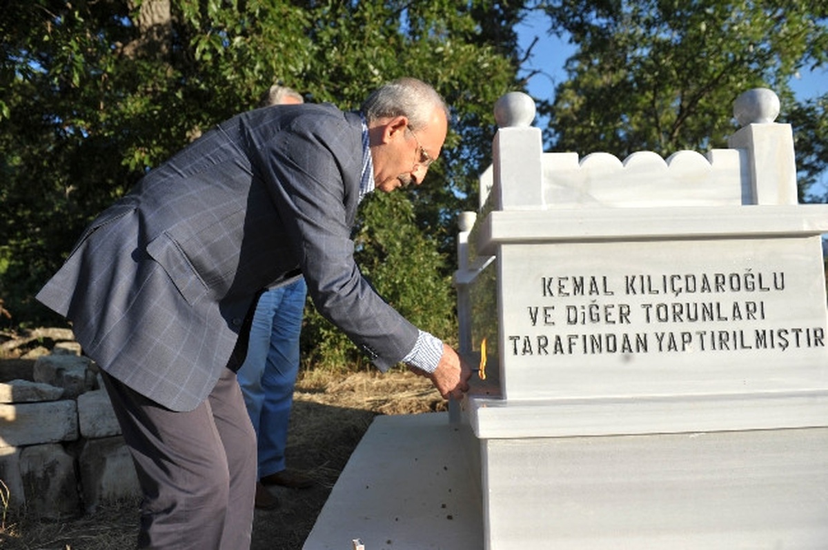Kılıçdaroğlu Dedesinin Mezarını Ziyaret Etti