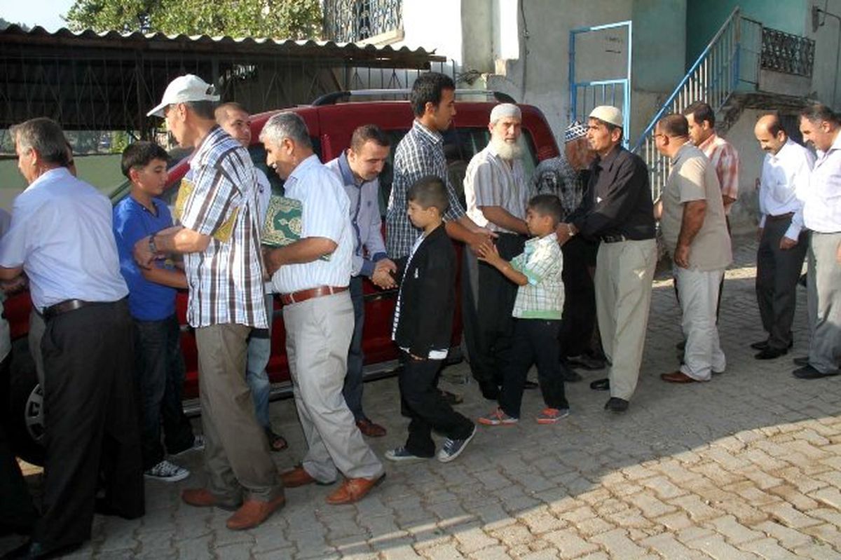 Köylülerden Bayramda Mezarlık Ziyareti
