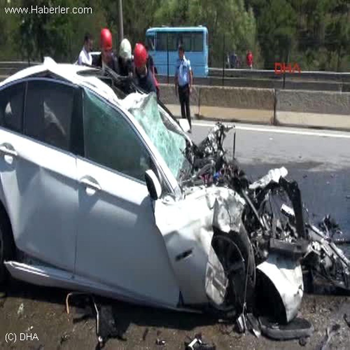 Lüks Otomobil Temizlik Aracına Arkadan Çarptı : 1 Ölü