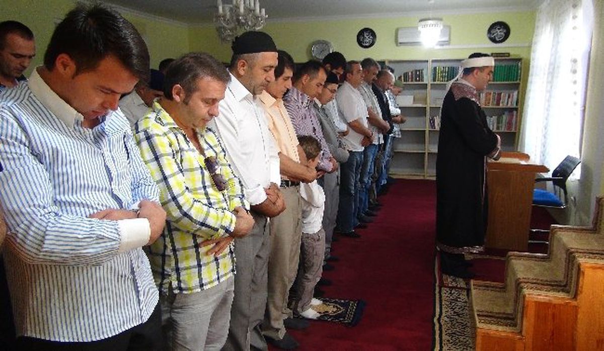 Macaristan\'daki Türk Vatandaşları Bayram Namazında Buluştu