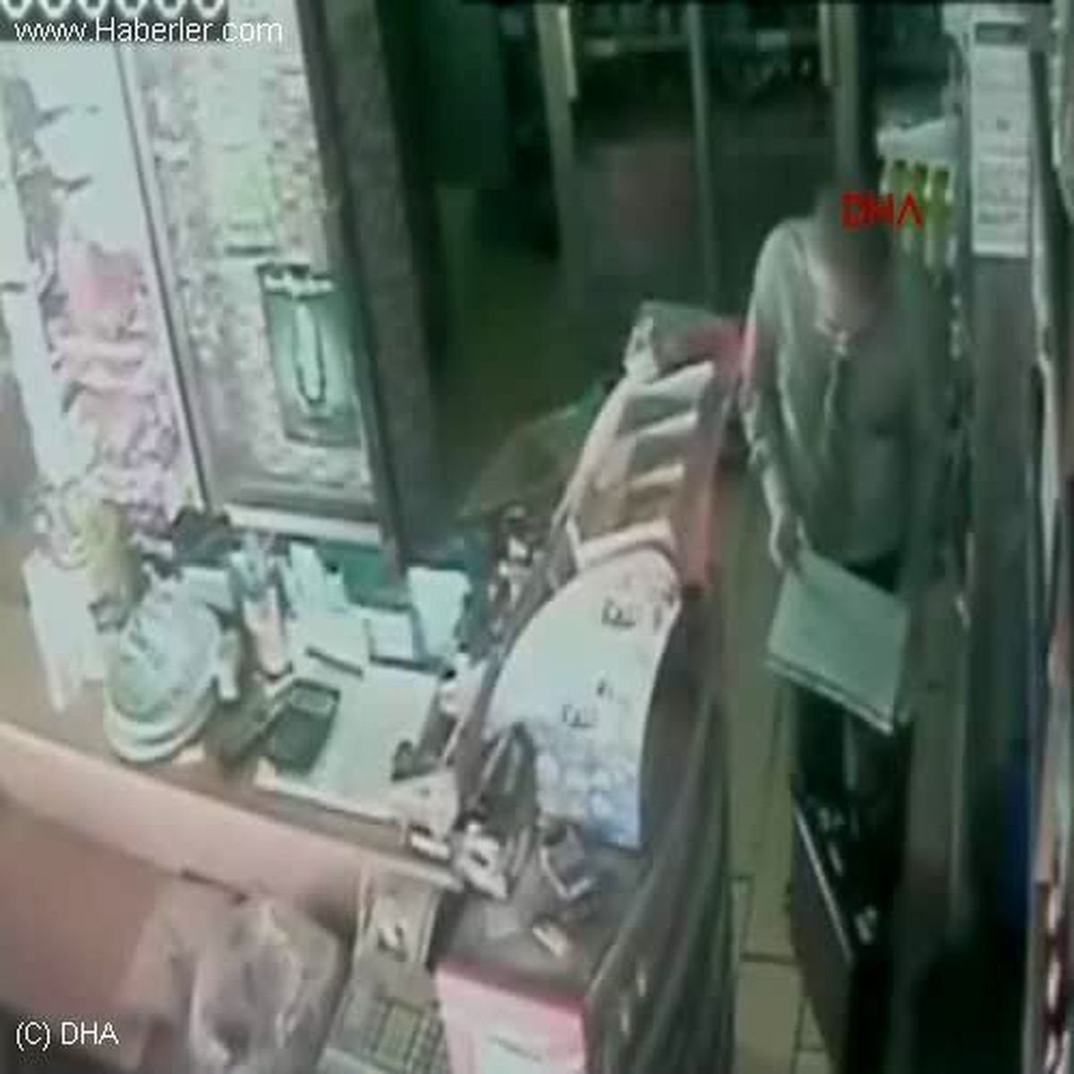 Maliyeci Olduğunu Söyledi, Sigaraları Çaldı