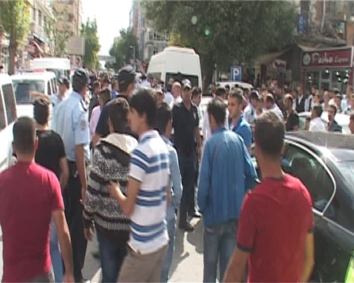 Alkollü Askerleri Linç Edilmekten Polis Kurtardı