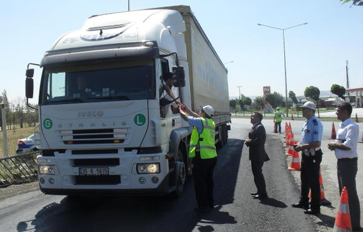 Polis Sürücülere Çikolata İkram Edip, Dikkatli Olun Uyarısı Yaptı