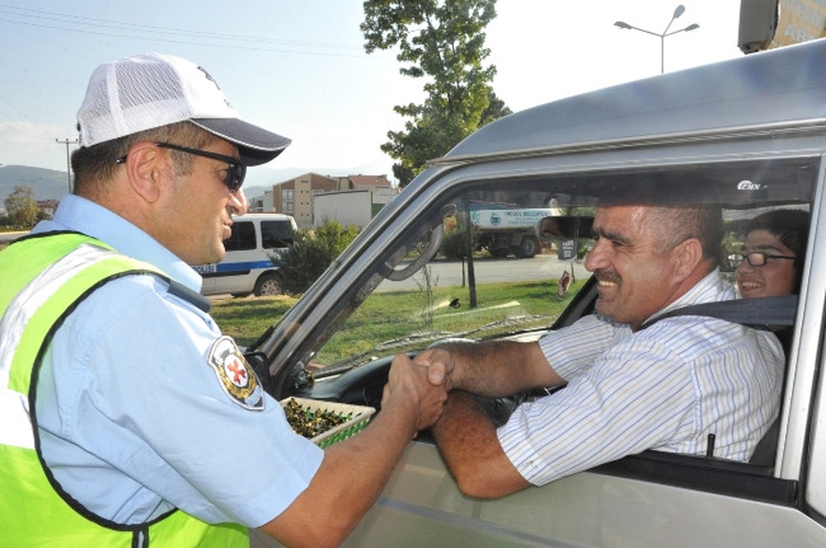 Polisten Ceza Makbuzu Yerine Bayram Şekeri