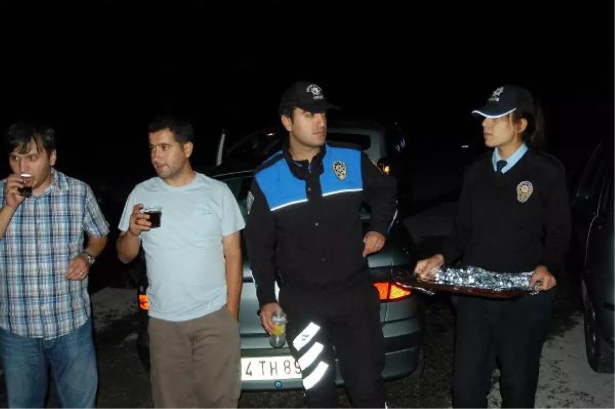 Polisten Tatil Yolculuğuna Çıkanlara Çay