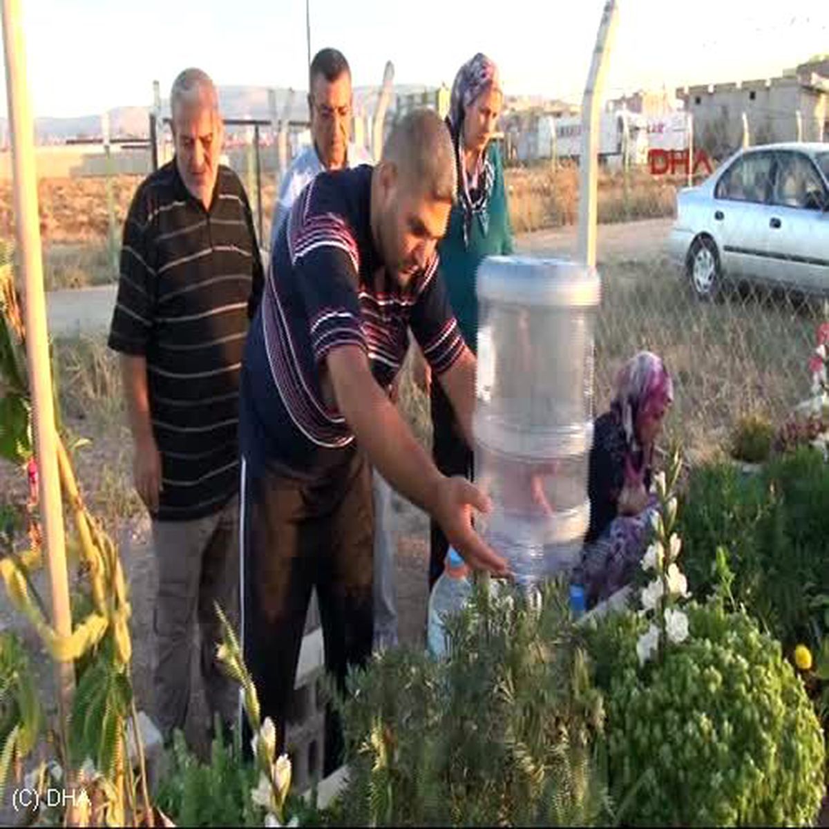 Reyhanlı\'daki Patlama Ölen Oğullarının Mezarını Ziyaret Ettiler