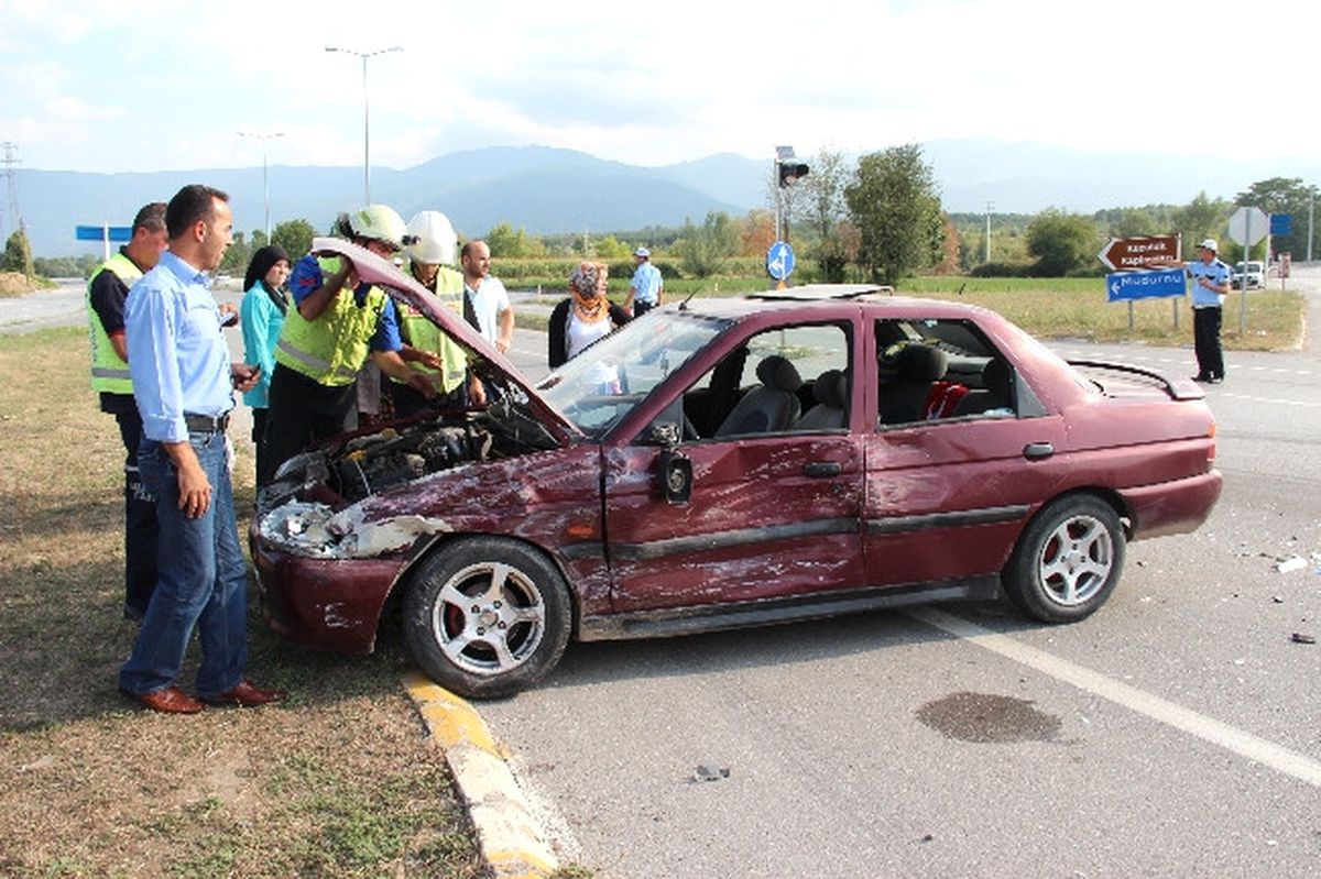 Sakarya\'da Trafik Kazası: 4 Yaralı