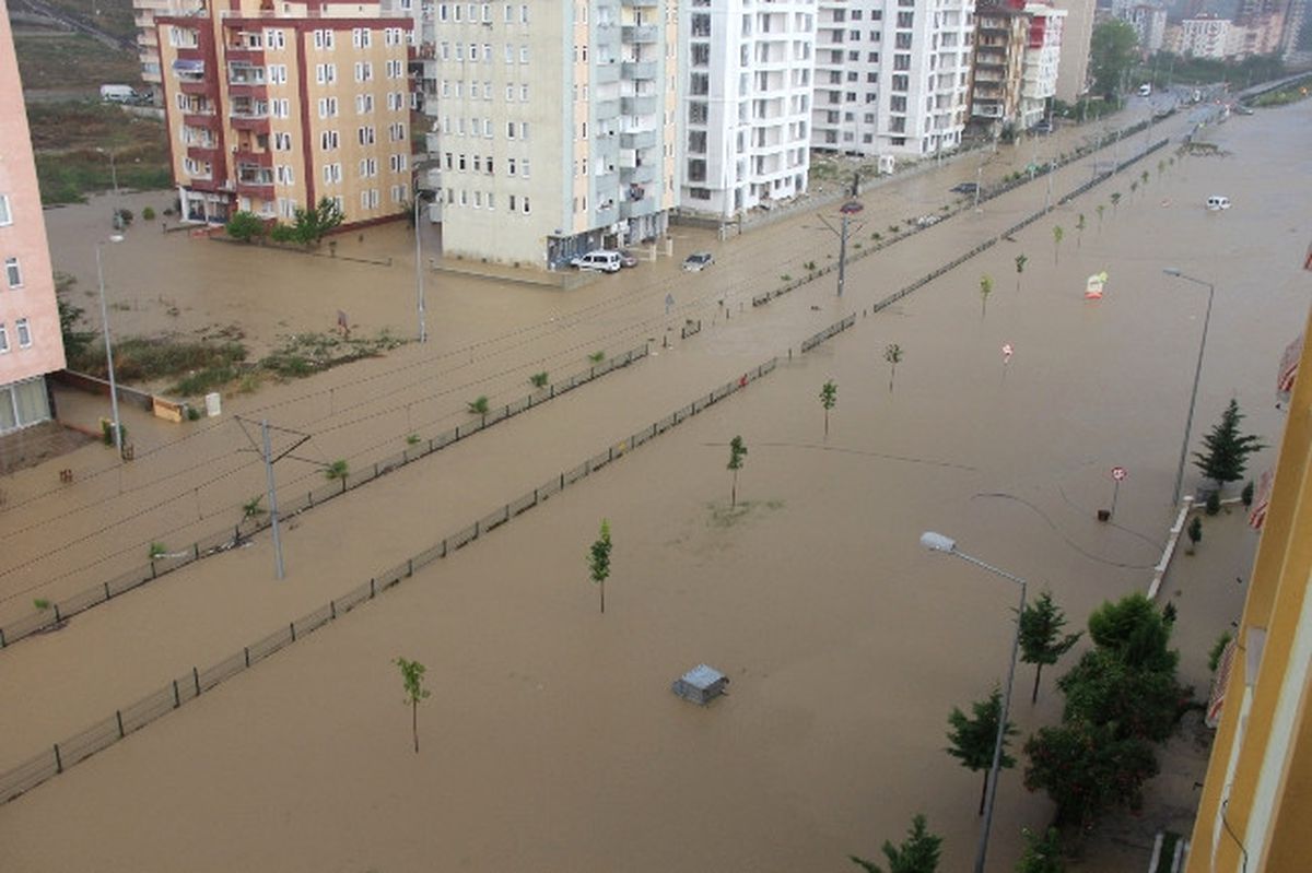 Samsun Bayrama Sel ile Uyandı