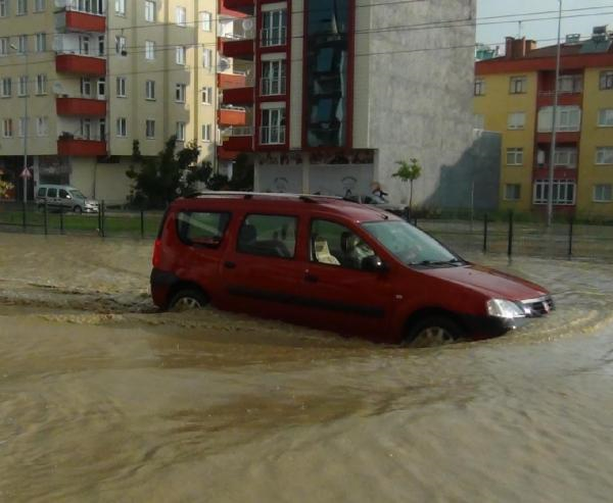 Samsun\'da Sel Ev ve İşyerini Sular Altında Bıraktı