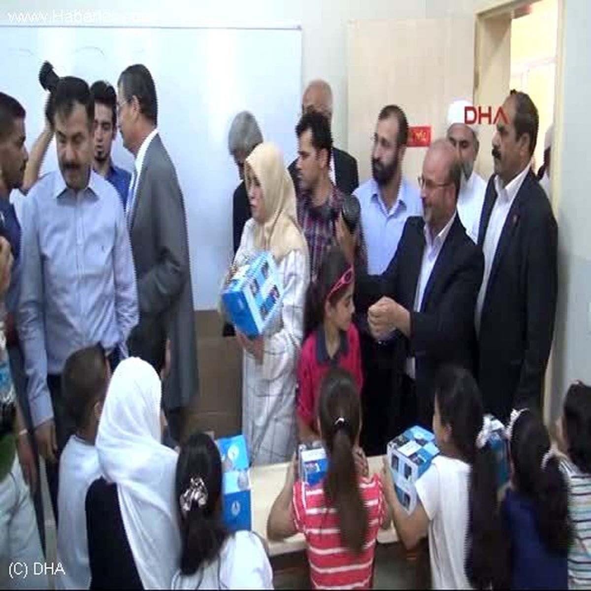 Şanlıurfa Valisi Güvenç, Suriyeli Çocuklara Oyuncak Dağıttı