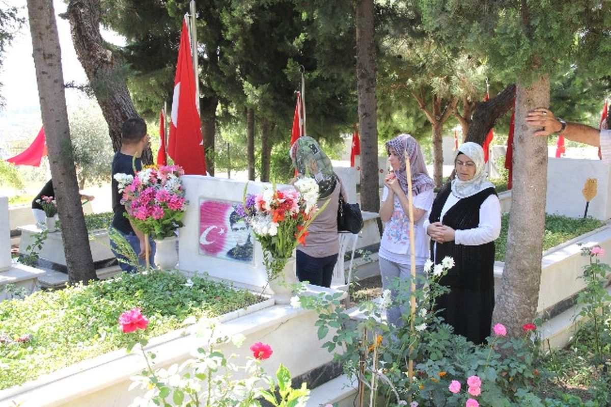 Sehitlikte Hüzünlü Bayram