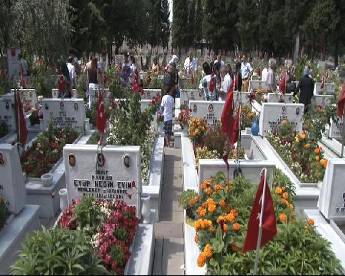 Kardeşinin Mezarı Başında Çanakkale Türküsü\'nü Söyledi
