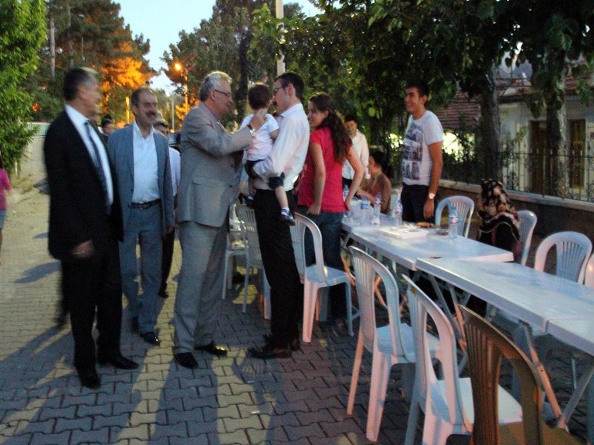 Vali Özcan Kırkevler Mahallesi\'nde İkamet Eden Yaşlılarla Beraber
