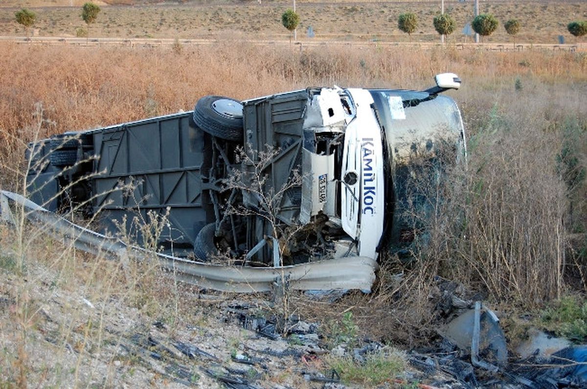 Yolcu Otobüsü Şarampole Devrildi: 27 Yaralı