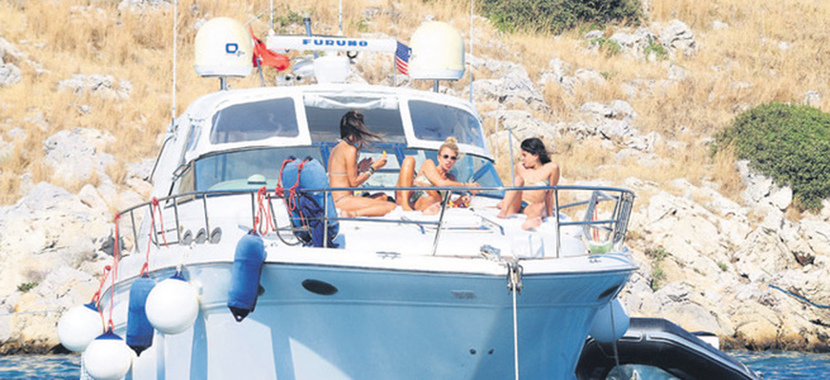 Arkadaşlarıyla Tekne Keyfi Yaptı