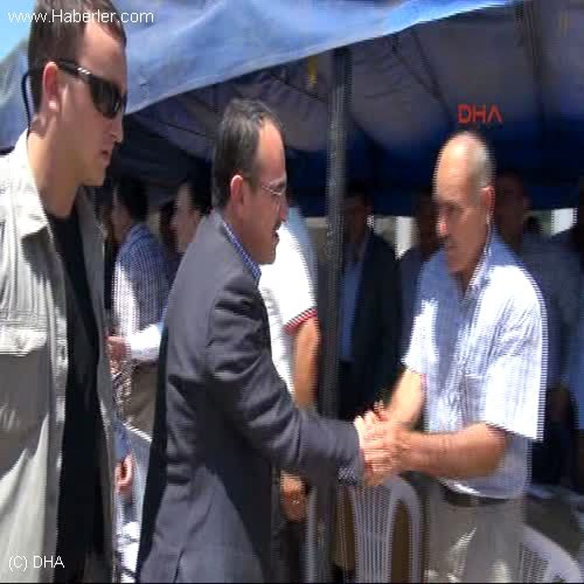 Bakan Ergin Reyhanlı\'daki Patlamanın Olduğu Bölgedeki Camide Cuma Namazı Kıldı