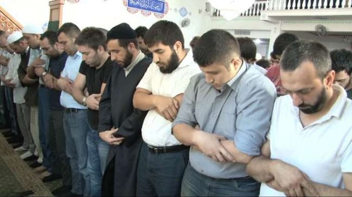 Bakü\'de Bayram Namazı İki Kez Kılındı