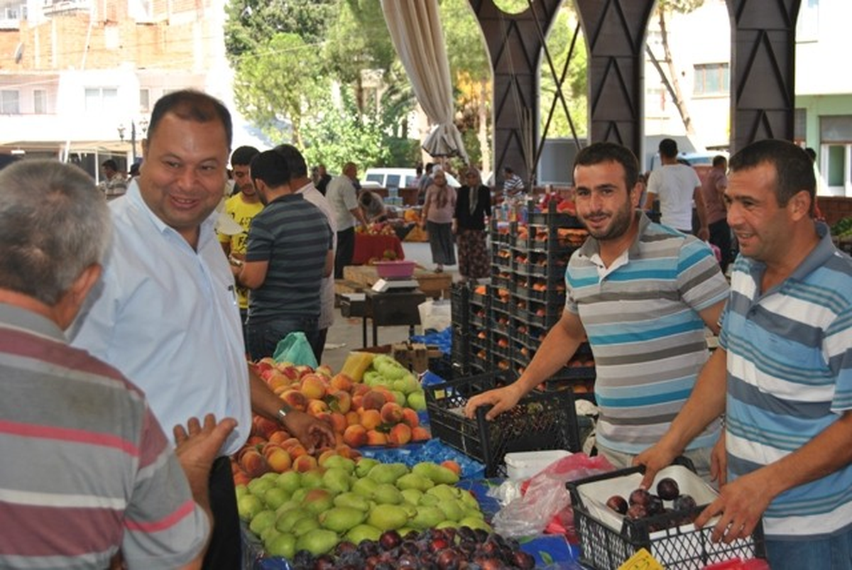 Başkan Dinçer Pazarcılar ve Vatandaşlarla Bayramlaştı