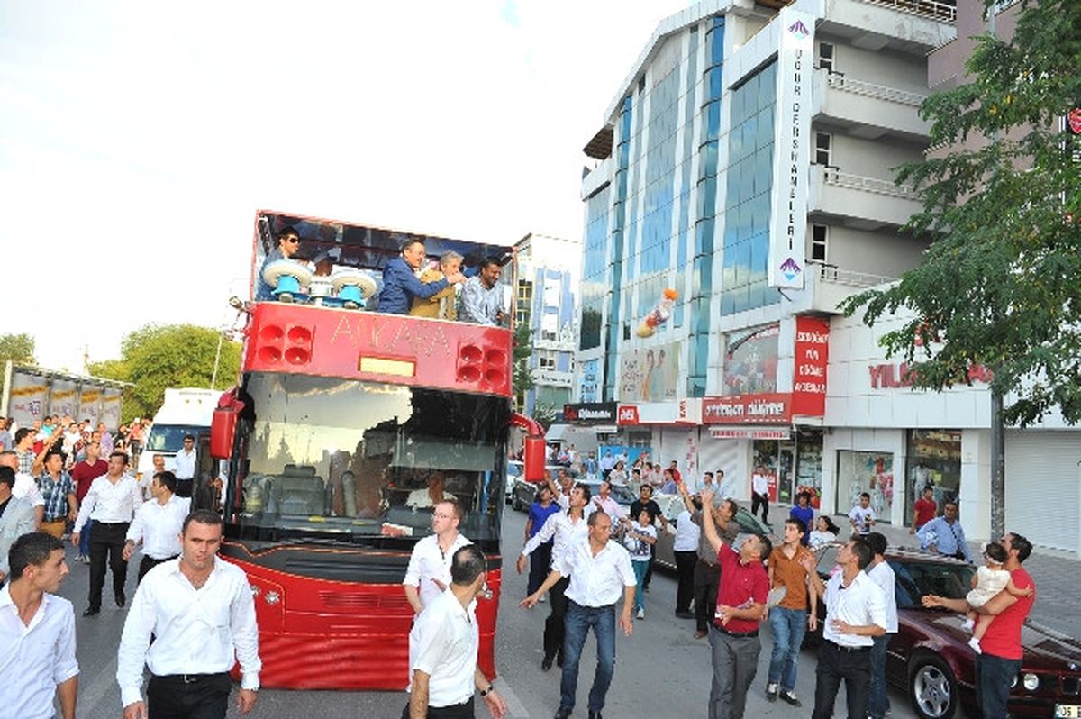 Başkan Gökçek\'ten Çocuklara Bayram Hediyeleri