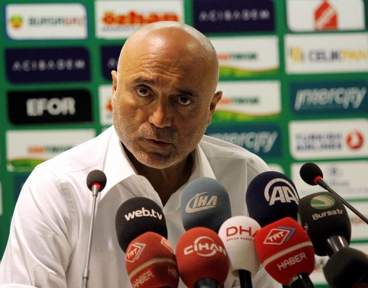Bursaspor\'da Teknik Direktör Hikmet Karaman ile Yollar Ayrıldı.