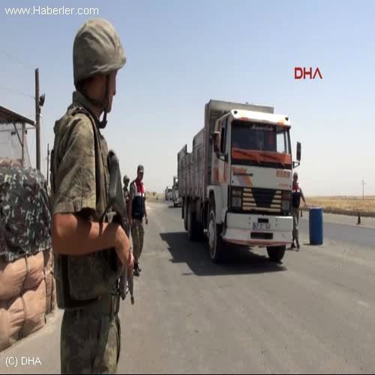 Cizre\'de Askerden Vatandaşlara Bayram Şekeri