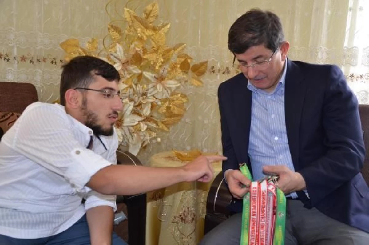 Dışişleri Bakanı Davutoğlu\'ndan Engelli Sporcuya Ziyaret