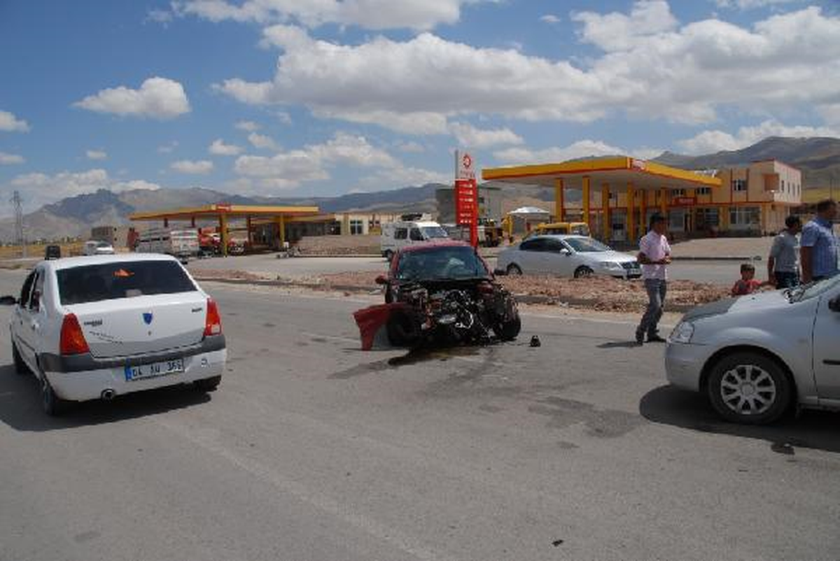 Düğüne Giden Minibüs ile Otomobil Çarpıştı: 6 Yaralı