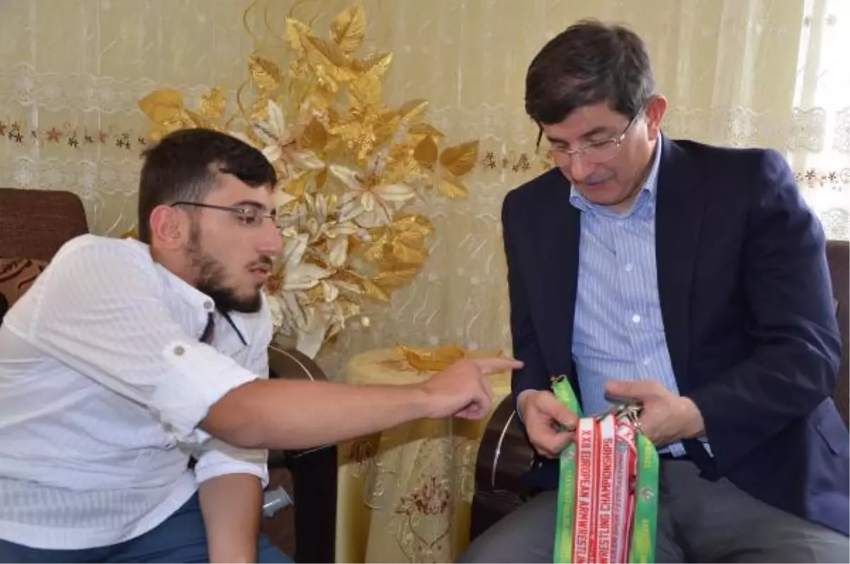 Engelli Milli Sporcuya Davutoğlu\'ndan Bayram Ziyareti