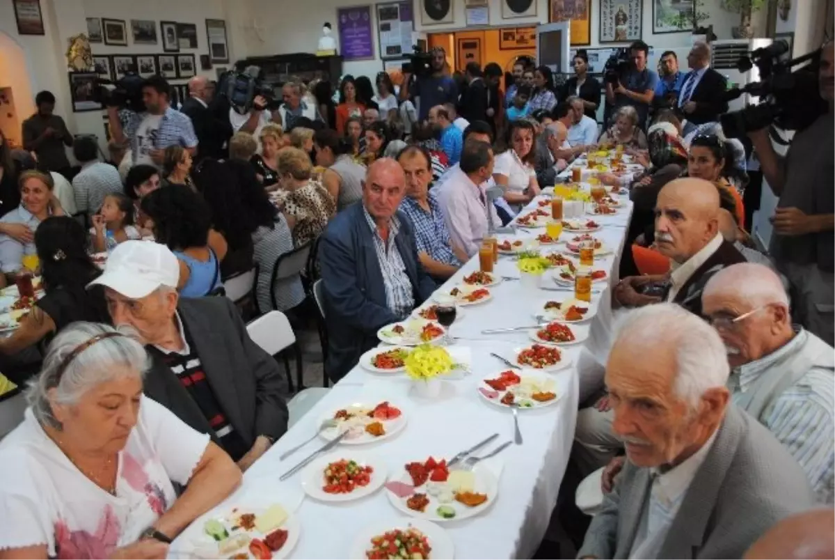 Ermeni Kilisesi'nde Bayram Yemeği