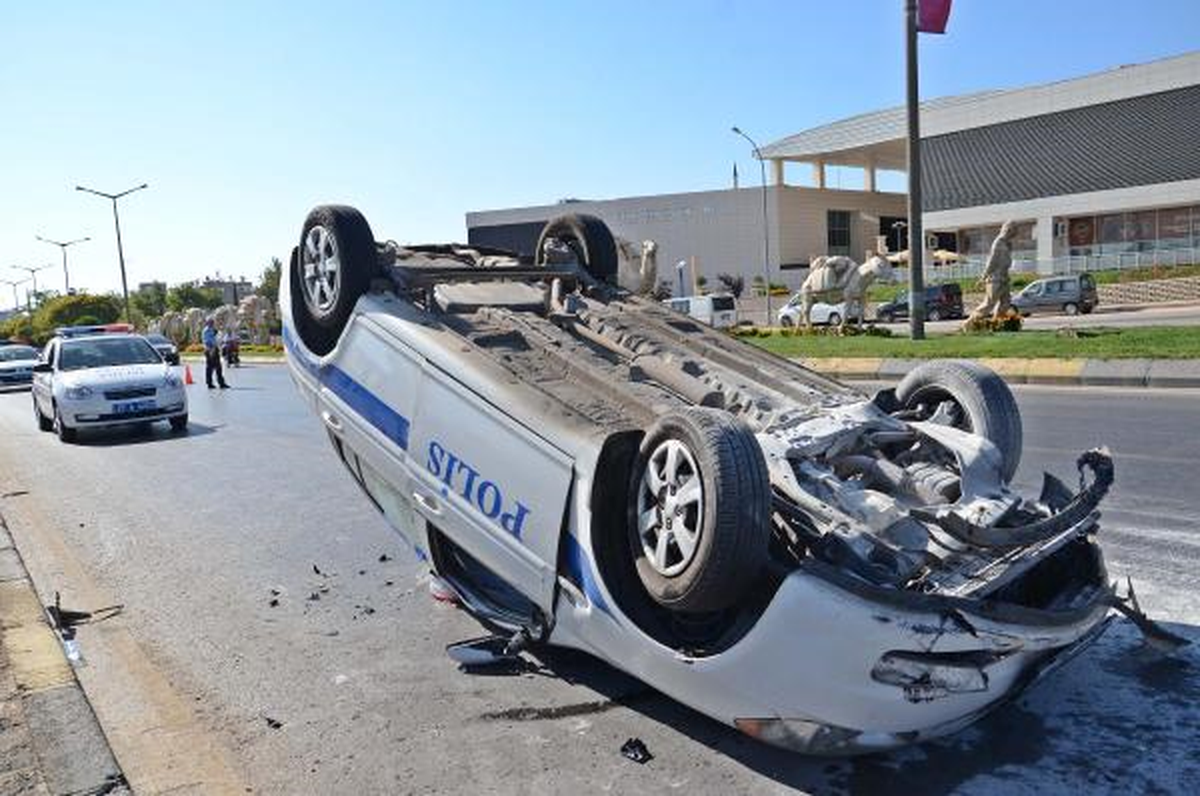 Gaziantep\'te Polis Otomobili Devrildi: 1 Polis Yaralı