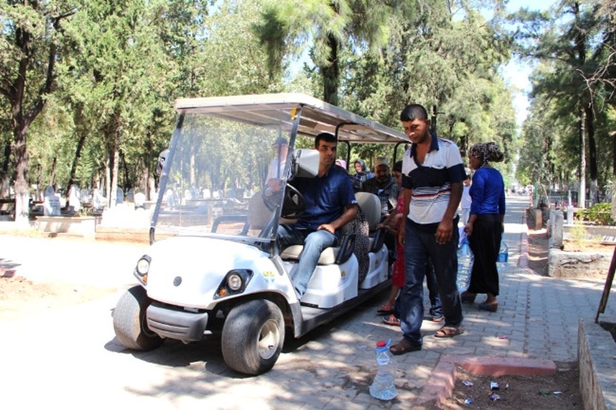 Golf Aracıyla Mezarlık Ziyareti