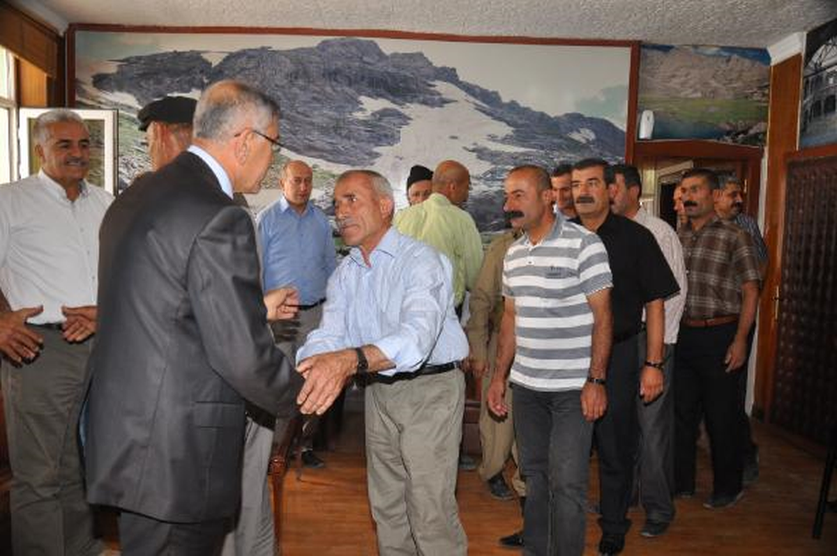 Hakkari\'de Belediyeden 5 Yıl Sonra Bayramlaşma Töreni