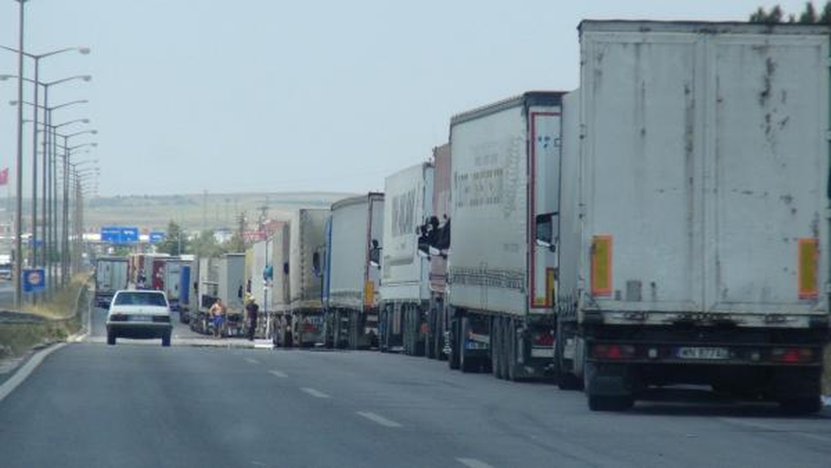 Sınır Kapılarında Kilometrelerce Kuyruk Oluştu