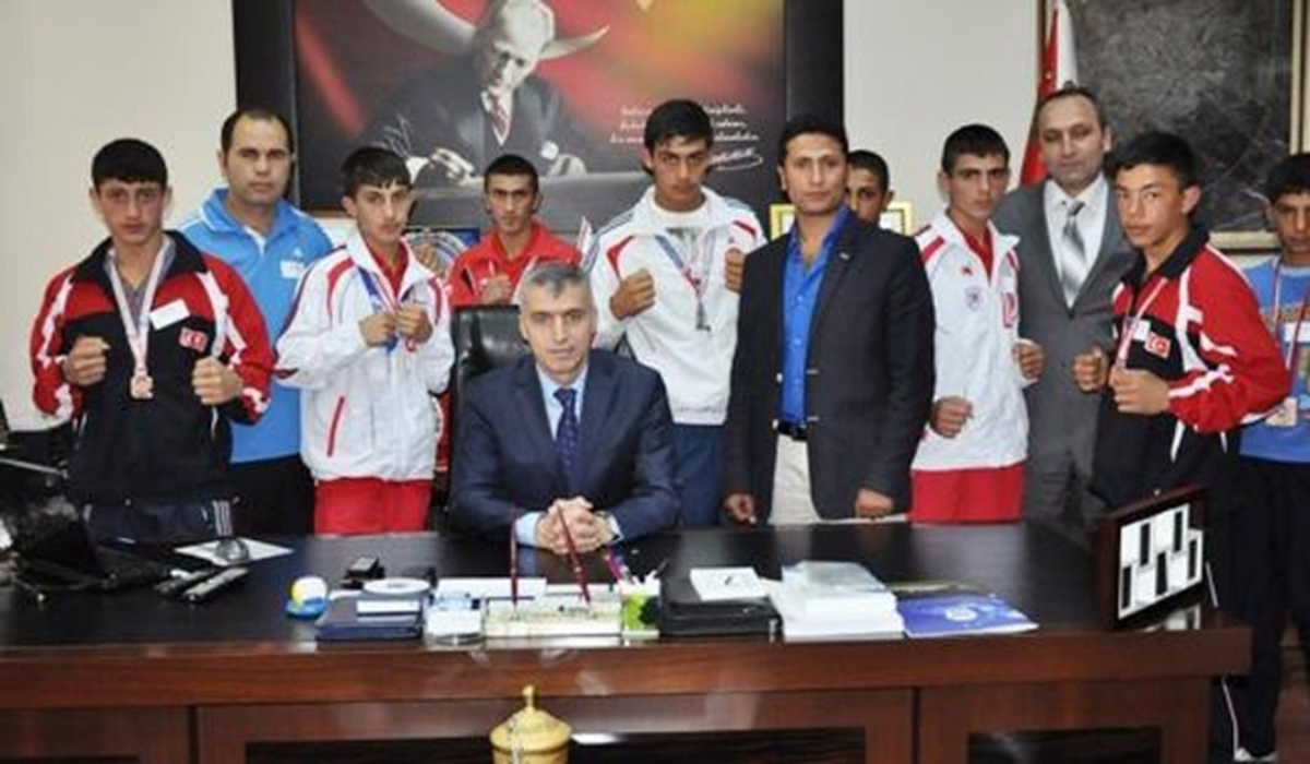 Kars Emniyet Müdürü Çakmak, Başarılı Boksörleri Ödüllendirdi