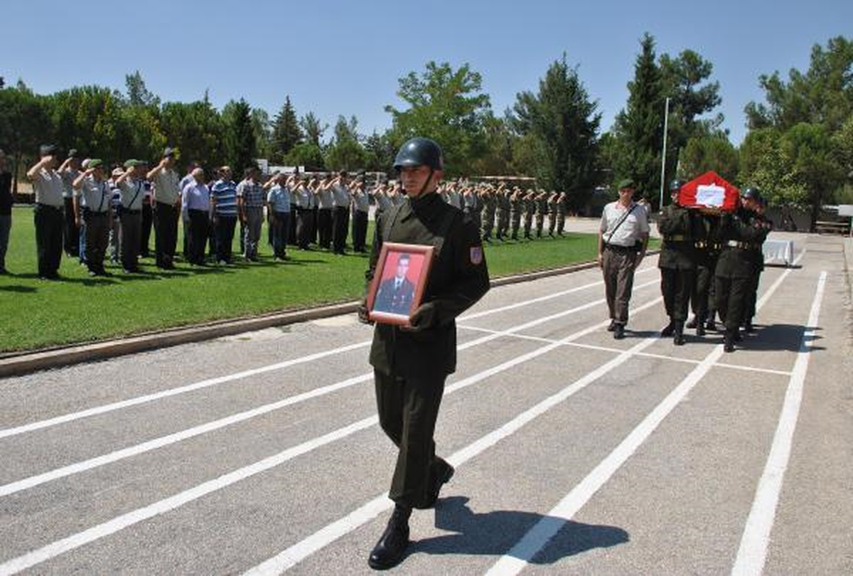 Kazada Ölen Astsubayı Meslektaşları Son Yolculuğuna Uğurladı