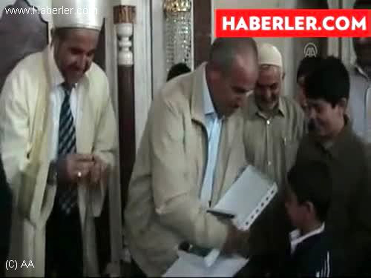 Namazlarını kıldılar tablet bilgisayarı kaptılar