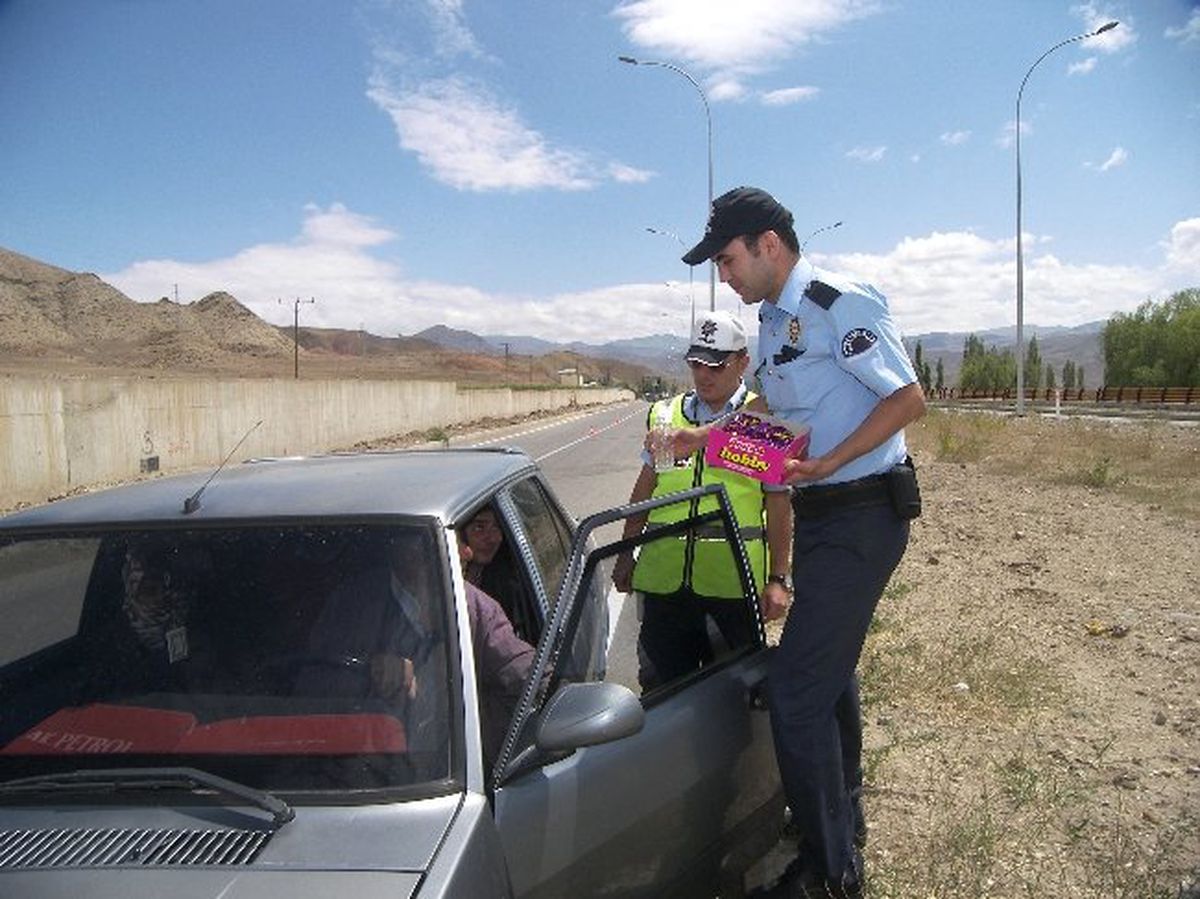 Narman\'da Sürücülere Trafikte Emniyet Kemeri ve Hız Kontrolü Konulu Uygulaması Yapıldı