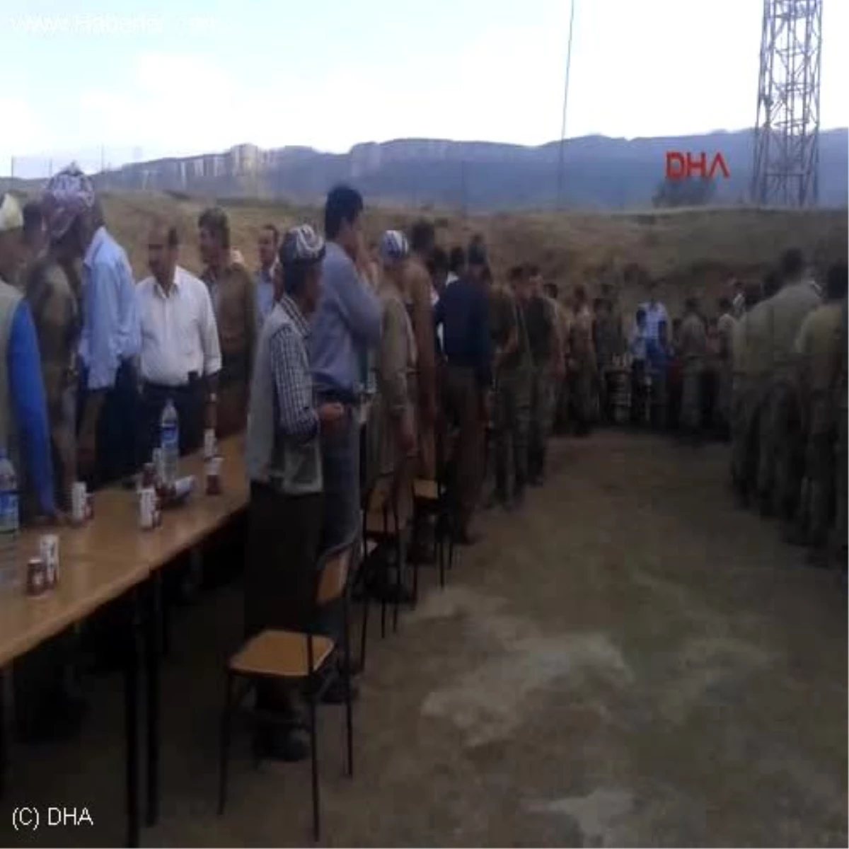 Irak Sınırında Askerlerden Kürtçe Şarkılı Bayramlaşma