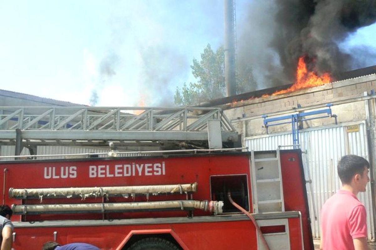 Ulus\'ta Kereste Fabrikasında Yangın Çıktı