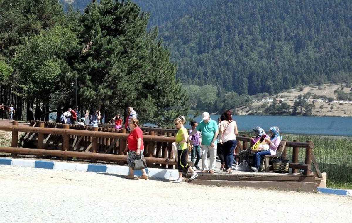 Abant\'ta Kilometrelerce Araç Kuyruğu Oluştu