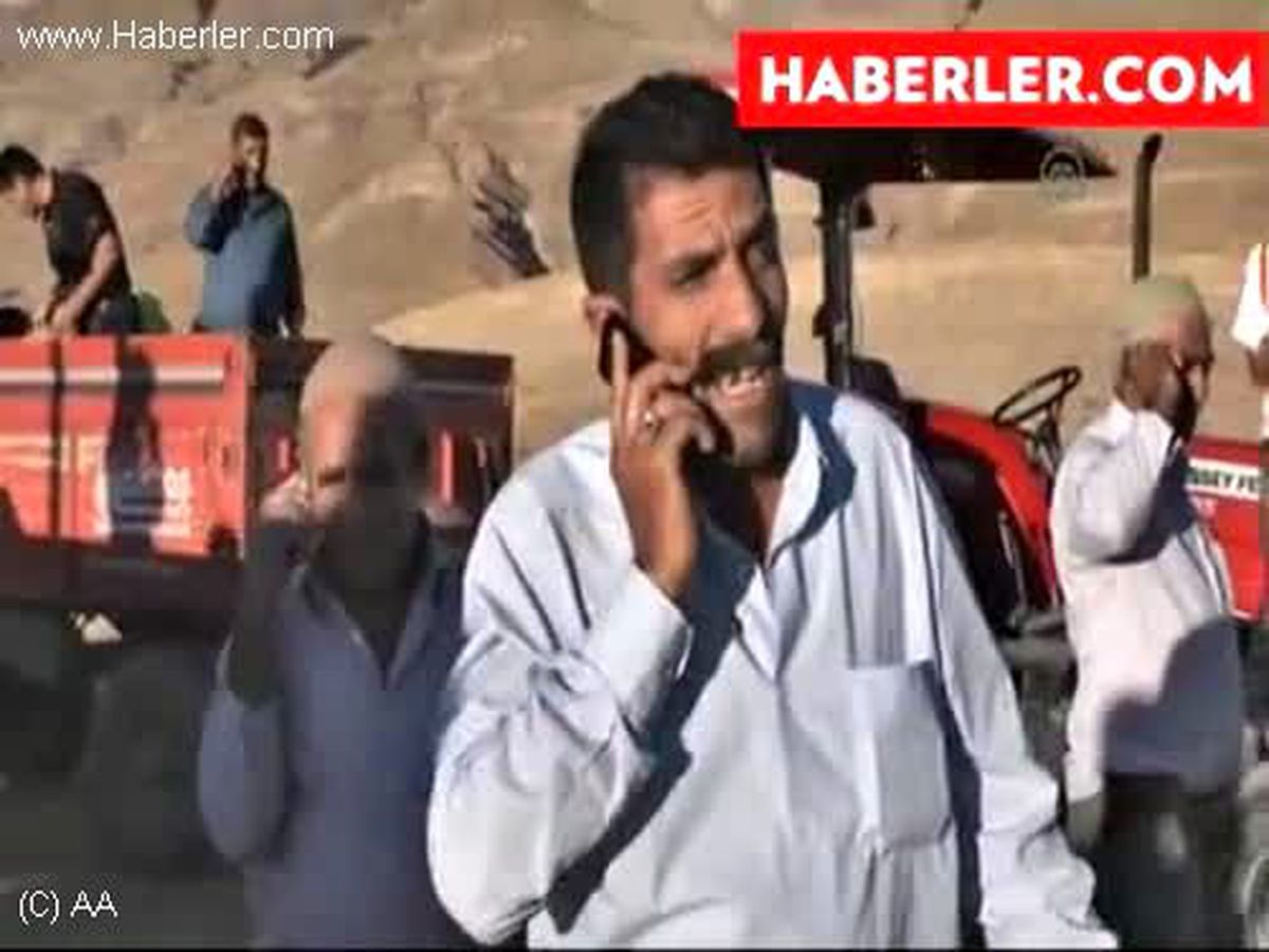 Ağaçlara tırmanarak bayram kutluyorlar