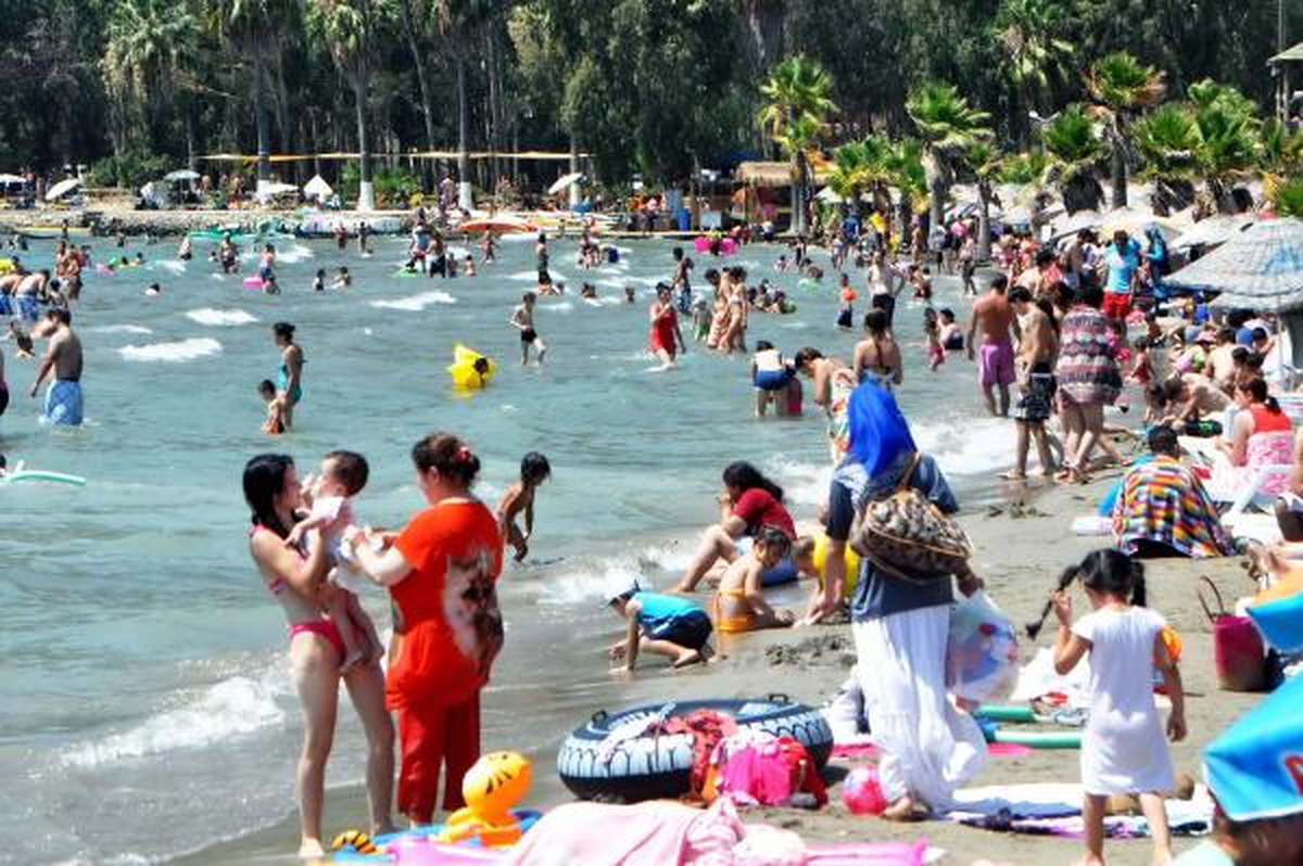 Akyaka Plajı\'nda Adım Atacak Yer Kalmadı
