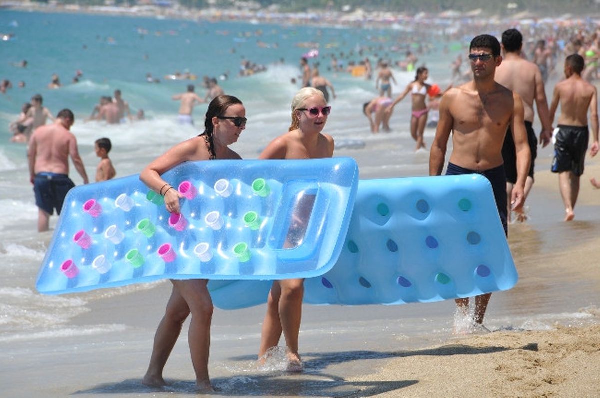 Alanya Plajlarında Boş Yer Kalmadı