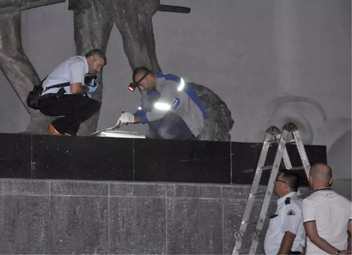 Atatürk Anıtı Kaidesinde Çocuk Cesedi Bulundu