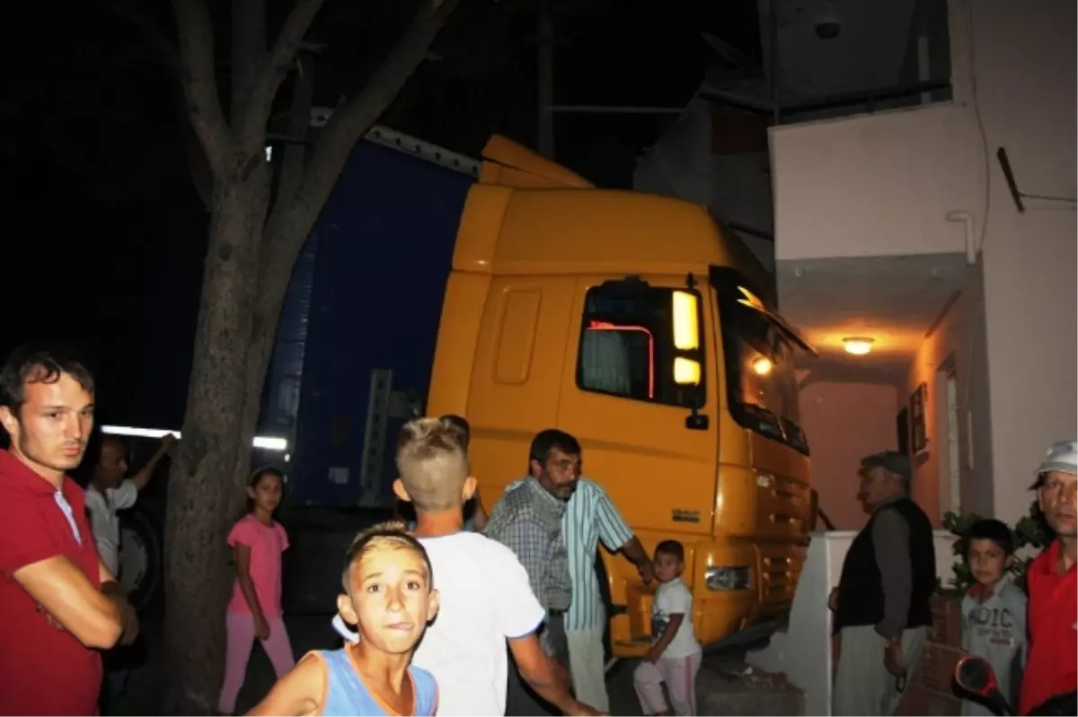 Ayvalık\'ta Park Halindeki Tır Balkona Girdi