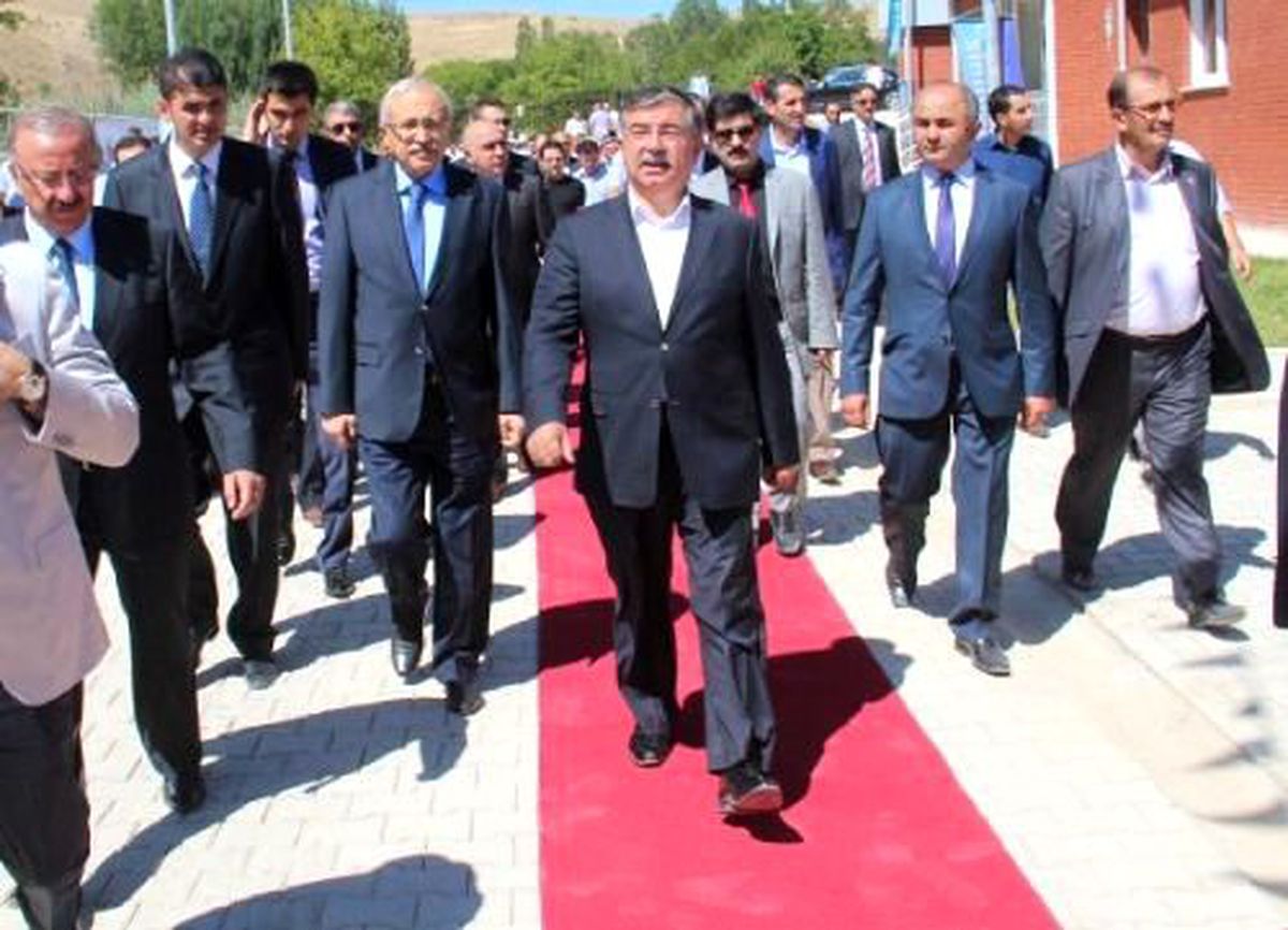 Milli Savunma Bakanı Yılmaz, Sivas\'ta