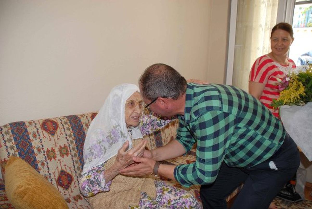Başkan Altungün\'den En Yaşlı Kuşadalıya Ziyaret